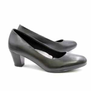 נעלי עקב אורטופדיות לנשים בצבע שחור עם עקב בינוני.