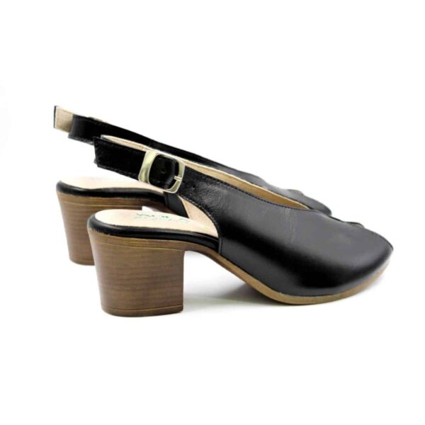 סנדל עקב אורטופדי לנשים בצבע שחור עם רצועה אחורית מתכווננת ועקב בינוני.