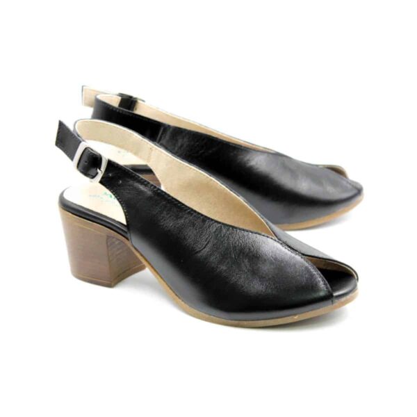 סנדל עקב אורטופדי לנשים בצבע שחור עם רצועה אחורית מתכווננת ועקב בינוני.