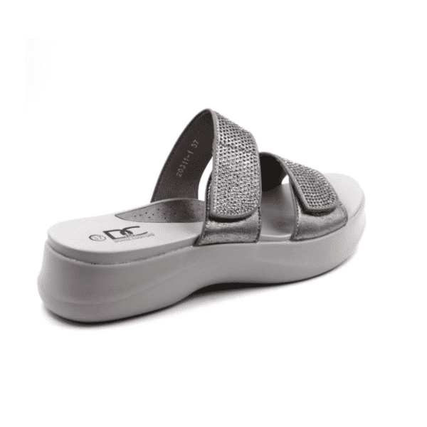 כפכף נוחות לנשים בצבע כסף מטאלי עם שתי רצועות ועיטורי אבנים נוצצים, בעל סוליה מוגבהת ותמיכה מרבית לכף הרגל